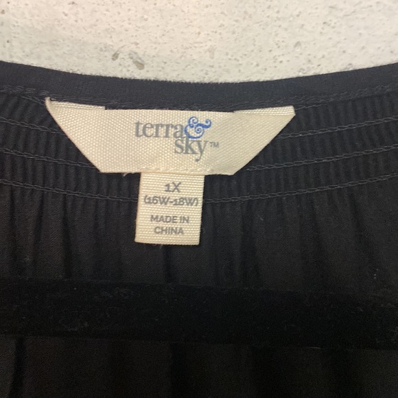 Black top - Picture 2 of 2